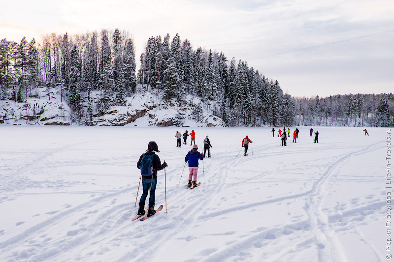 Национальный парк Нууксио зимой, гуляем в снегоступах и лыжах по замершему озеру – отличная идея разноообразить отдых в Хельсинки!