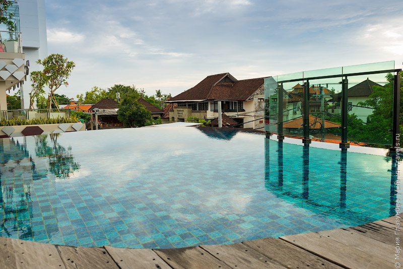 Отель Sun Island Legian на Бали – отличный молодежный отель с бассейном-инфинити в Легиане