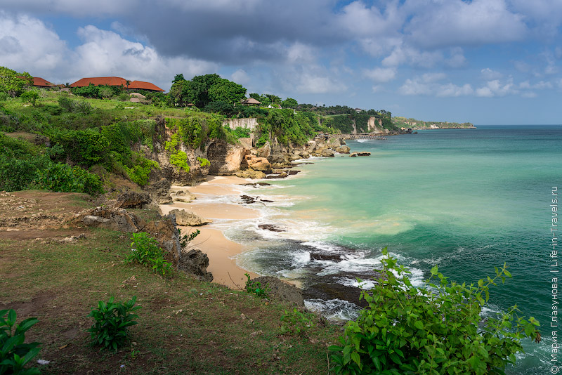 Пляж Тегал Ванги среди скал в Джимбаране – находка для свадебных фотосессий на Бали