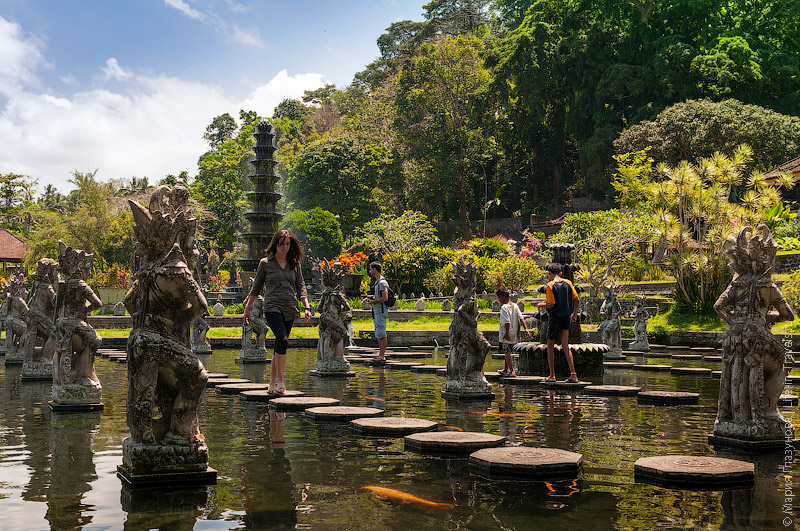 Тирта Ганга – водный дворец на Бали: цветочный сад, мостики, фонтаны, бассейны, пруды с карпами и статуи богов с демонами или куда отправиться, если надоели пляжи
