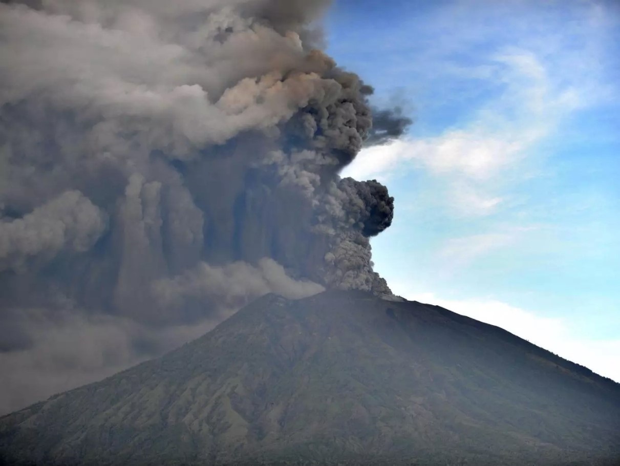 Облачный вулкан Агунг или необычный вьюпоинт в Чандидасе, Бали