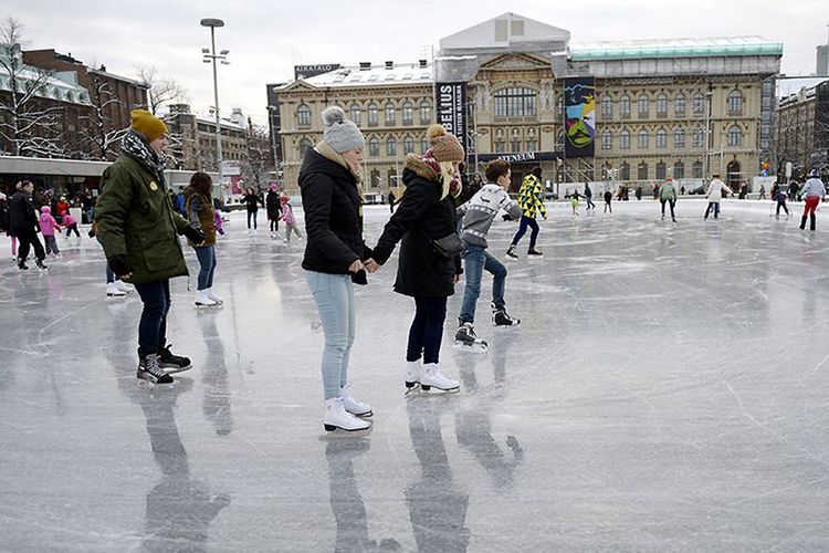 Чем заняться в зимнем Хельсинки – от снегоходов и ныряния в прорубь до хоккея и катка в центре города